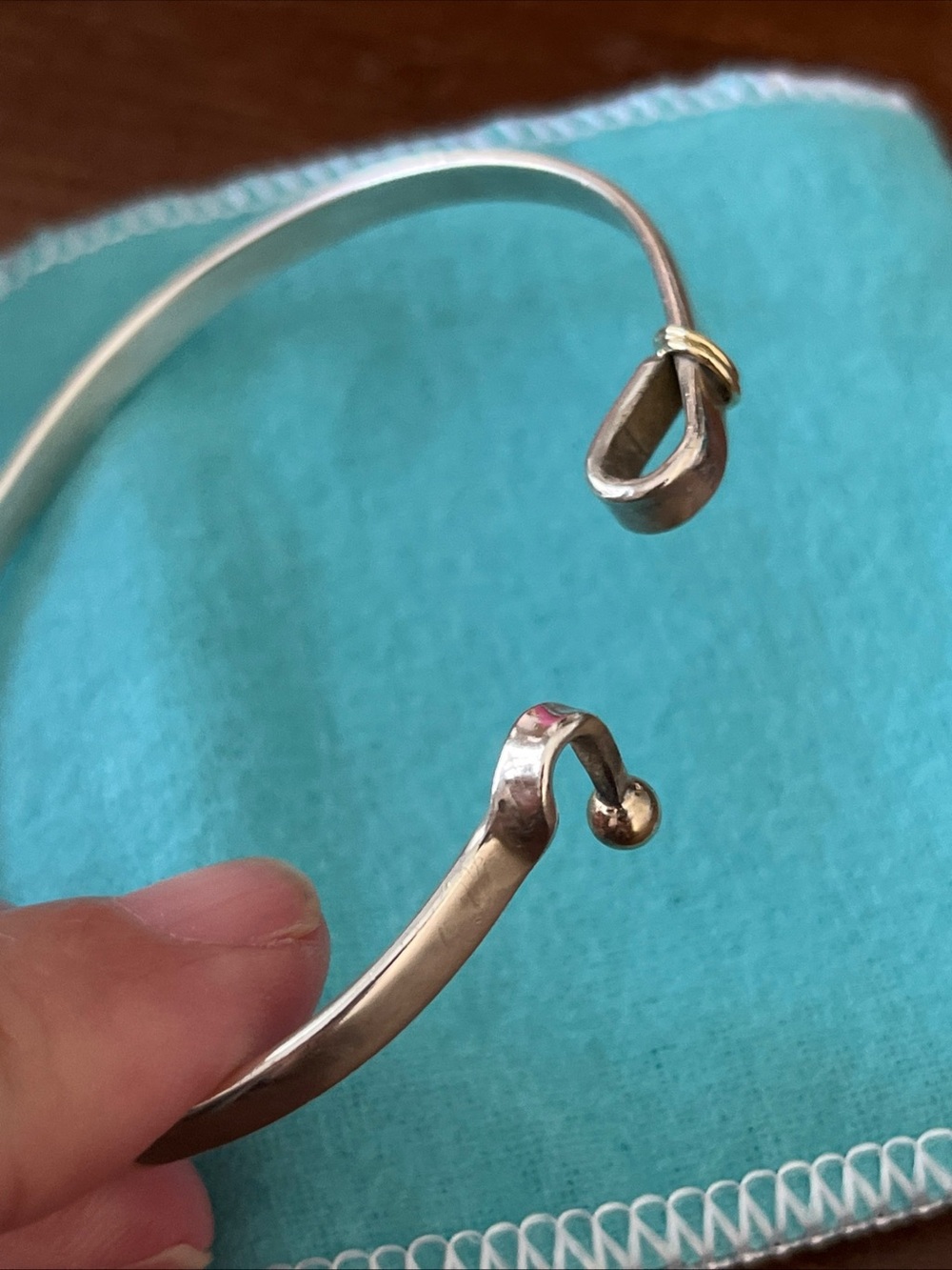 Tiffany & Co. hook and eye SS 925 Bangle with 18k yellow Gold Accents orig pkg - Picture 6 of 14
